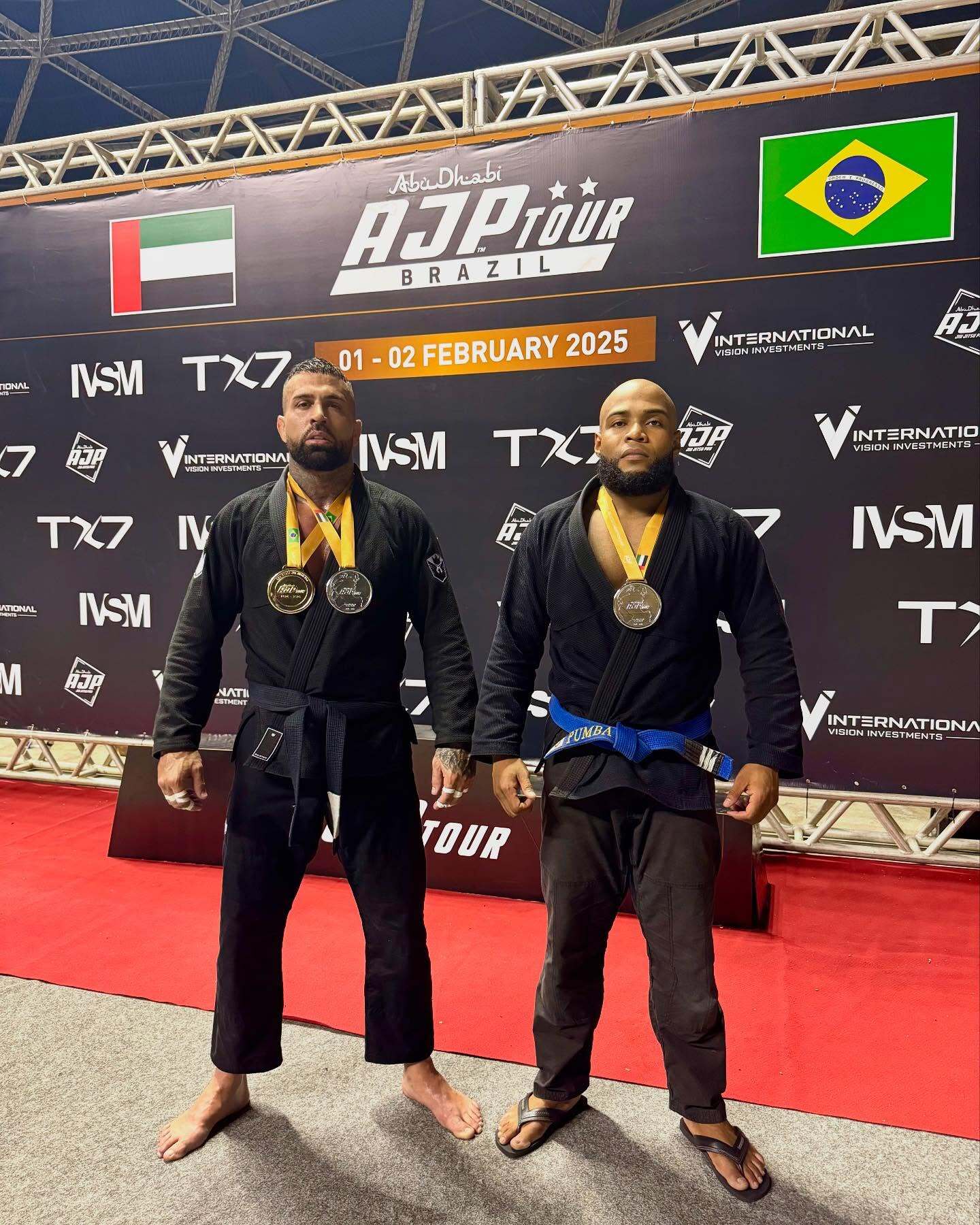 Coach et élève sur le podium de l'AJP Tour